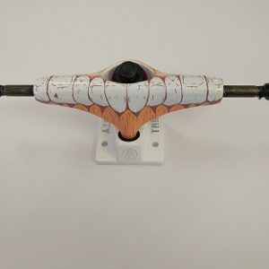 Skateboard bird feather trucks